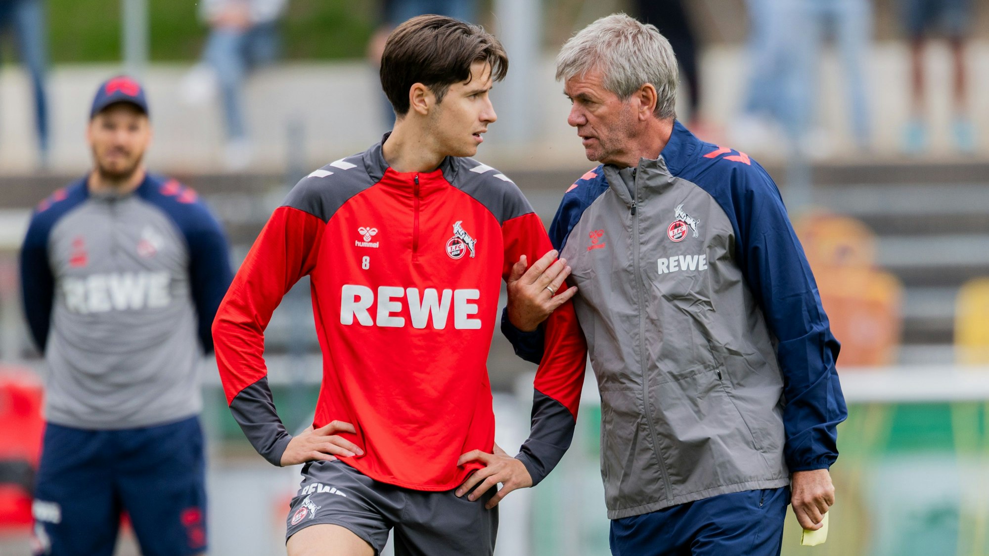 Friedhelm Funkel im Gespräch mit Mittelfeldspieler Denis Huseinbasic