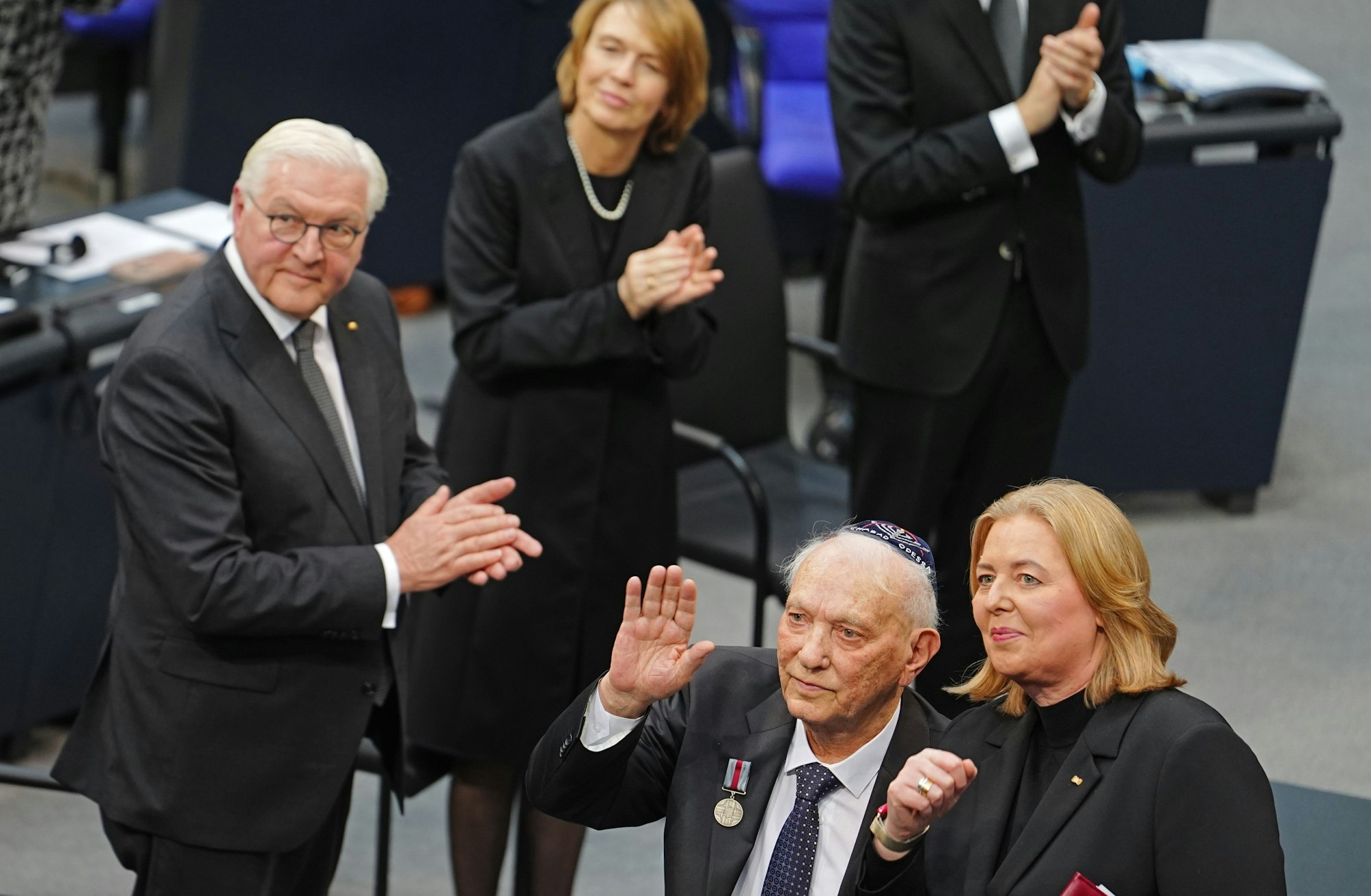 Roman Schwarzman, Holocaustüberlebender, steht nach seiner Rede im Plenum des Bundestages zwischen Bundespräsident Frank-Walter Steinmeier und Bundestagspräsidentin Bärbel Bas (SPD).