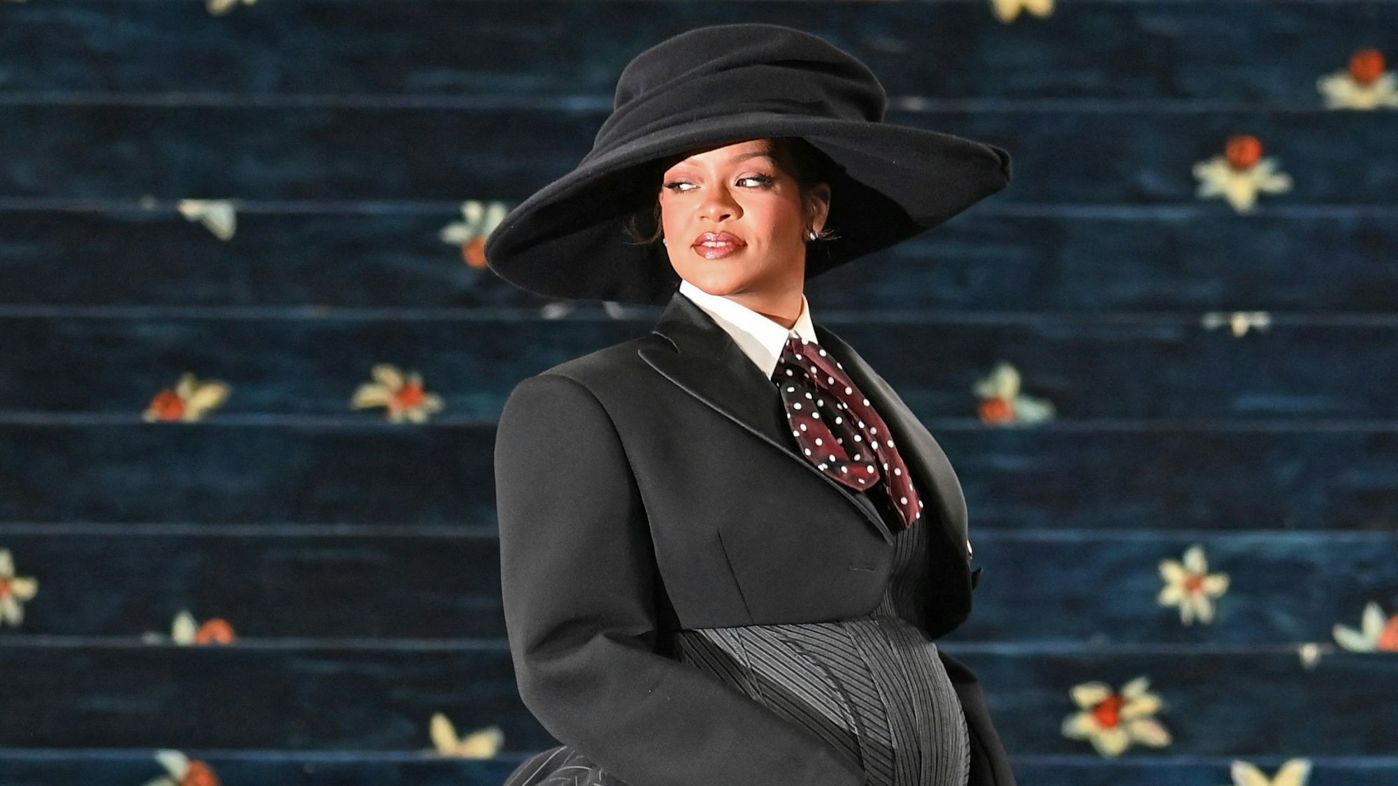 Nicht zu übersehen: Baby Nummer 3 ist unterwegs. Rihanna präsentierte bei der Met Gala am 5. Mai in New York zur Überraschung der Anwesenden ihren Babybauch.