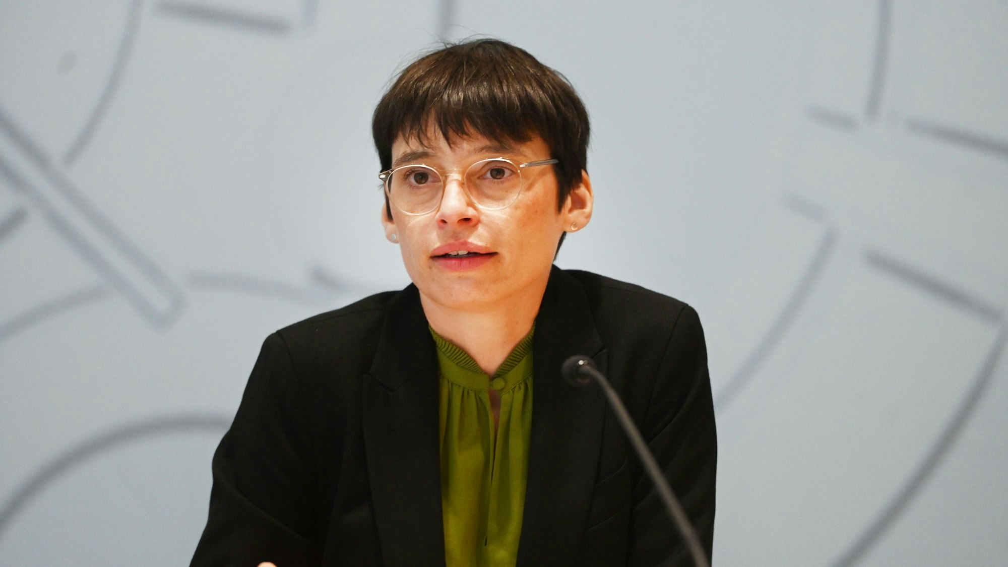 NRW-Flüchtlingsministerin Josefine Paul (Grüne) räumte Versagen der Behörden bei der gescheiterten Abschiebung von Issa al H. ein.