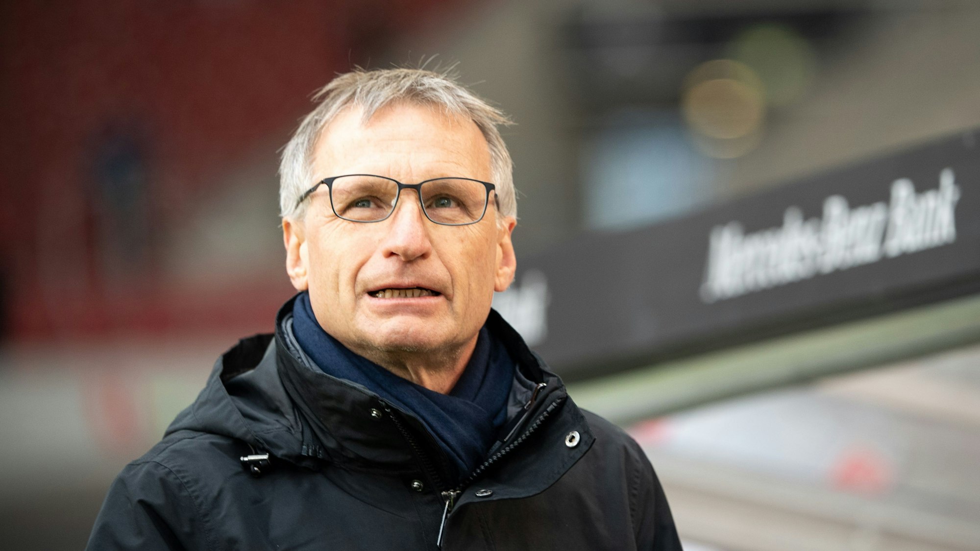 Fußball: Bundesliga, VfB Stuttgart - FSV Mainz 05, 18. Spieltag in der Mercedes-Benz Arena. Michael Reschke, Sportvorstand des VfB Stuttgarts, geht durchs Stadion. (zu dpa: «Reschke über Fußball-Belastung: «Mindestens vier Wochen Zwangsurlaub»») +++ dpa-Bildfunk +++