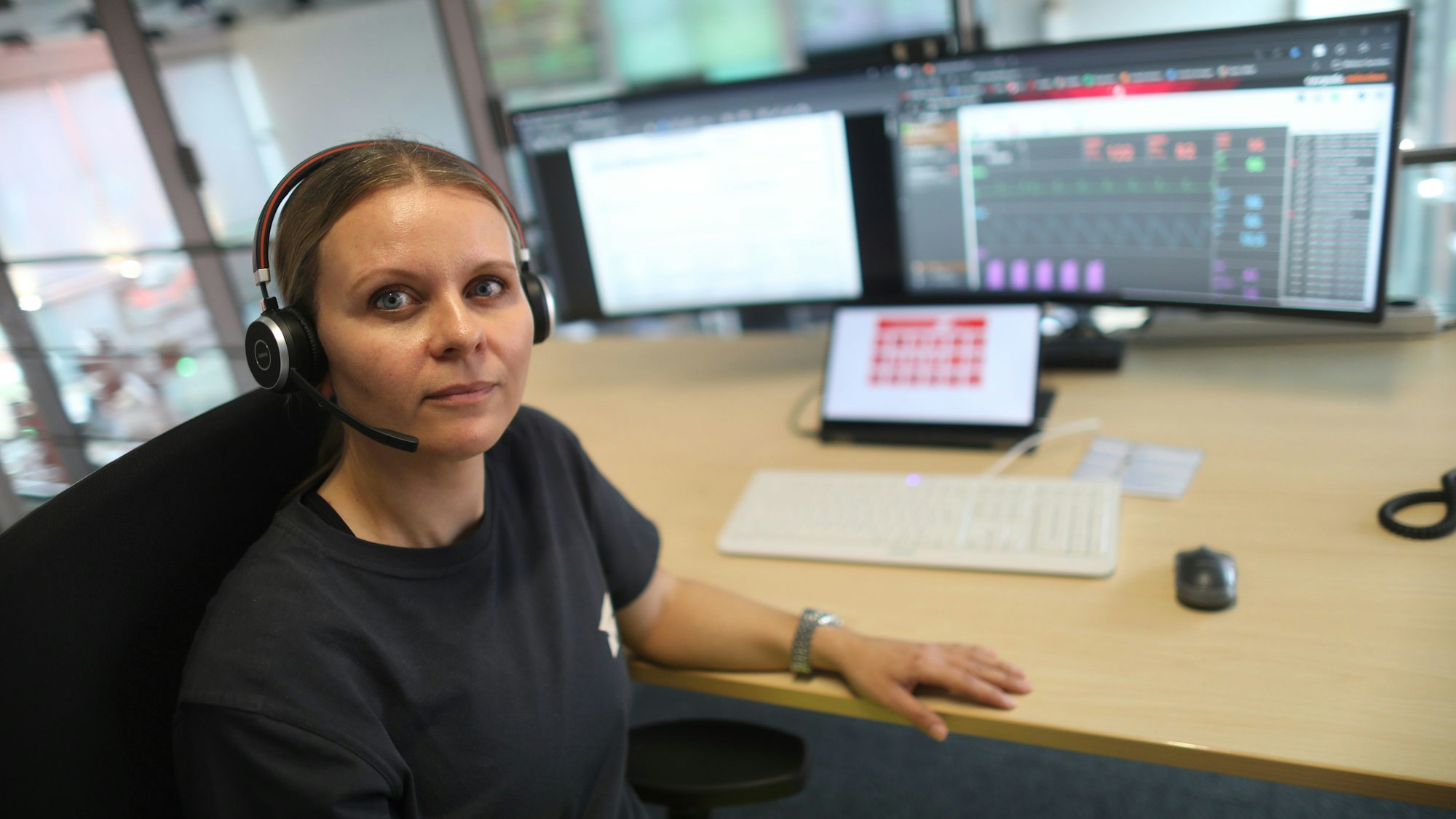 05.05.2025, Köln: Notärztin Christina Bucher von der Feuerwehr ist per Live-Schaltung Via Telemedizin mit den Rettungswagen verbunden. Foto: Arton Krasniqi