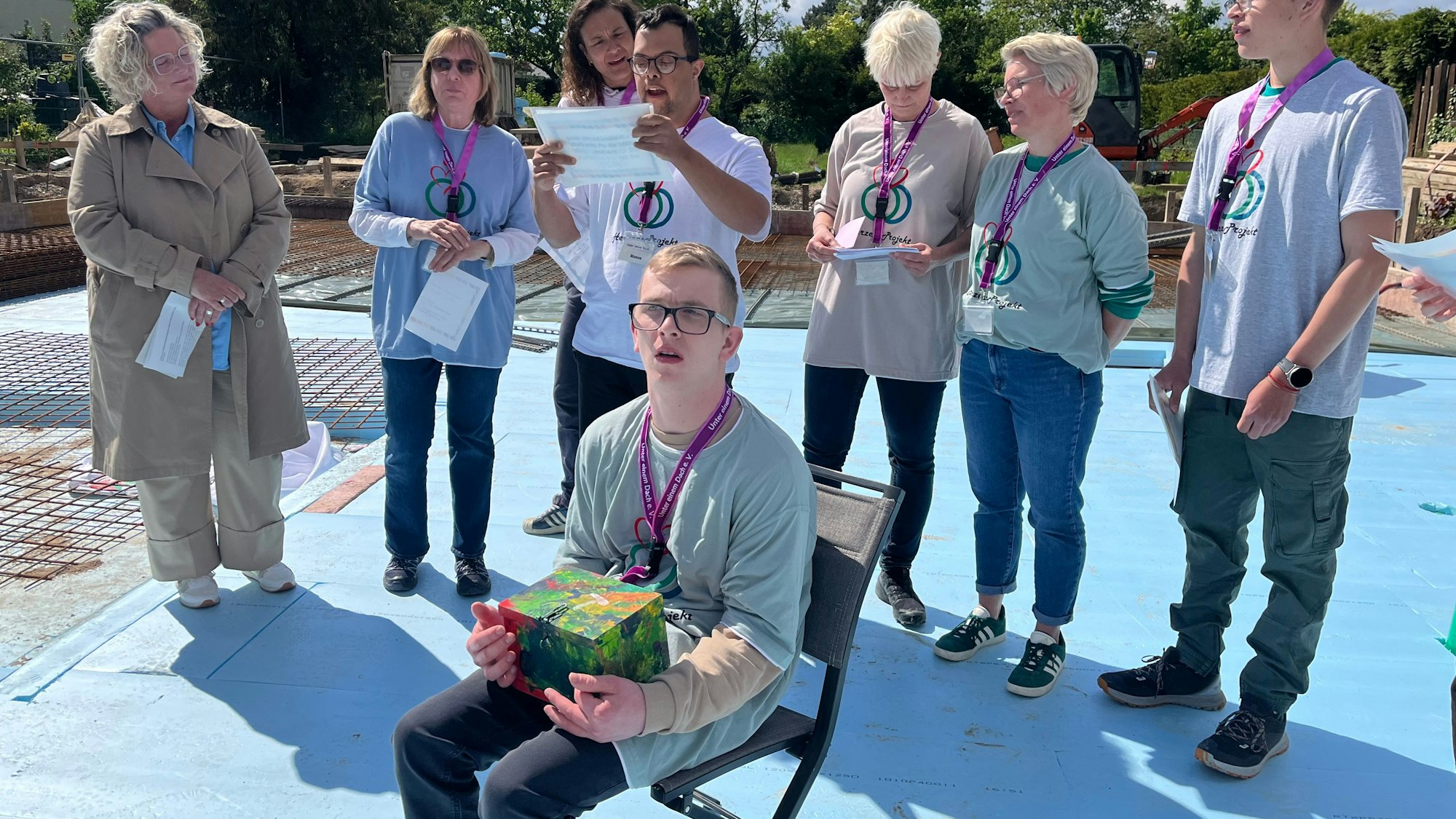 Moses (4.v.l) liest seinen Wunsch vor, der schließlich in der von Tom (v.) gehaltenen Box landet.