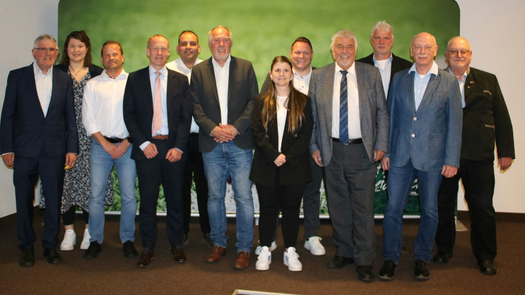 Gruppenbild des Vorstands des Fußballkreises Berg.