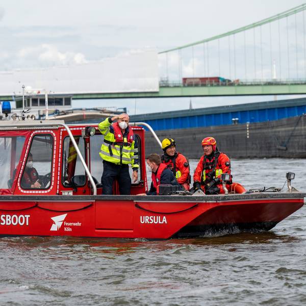 06.07.2022, Köln: Die Feuerwehr demonstriert die Rettung eines Verunglückten aus dem Rhein in Rodenkirchen. Foto: Uwe Weiser