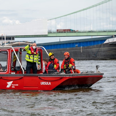 06.07.2022, Köln: Die Feuerwehr demonstriert die Rettung eines Verunglückten aus dem Rhein in Rodenkirchen. Foto: Uwe Weiser