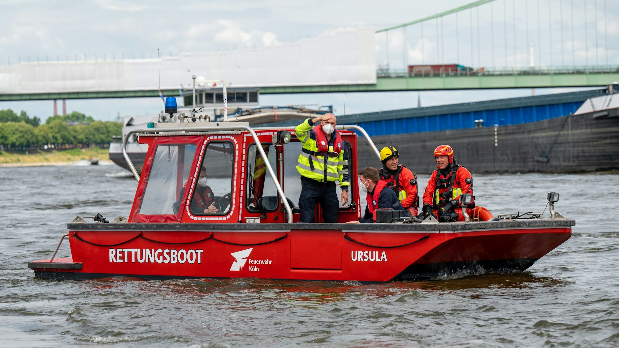 06.07.2022, Köln: Die Feuerwehr demonstriert die Rettung eines Verunglückten aus dem Rhein in Rodenkirchen. Foto: Uwe Weiser
