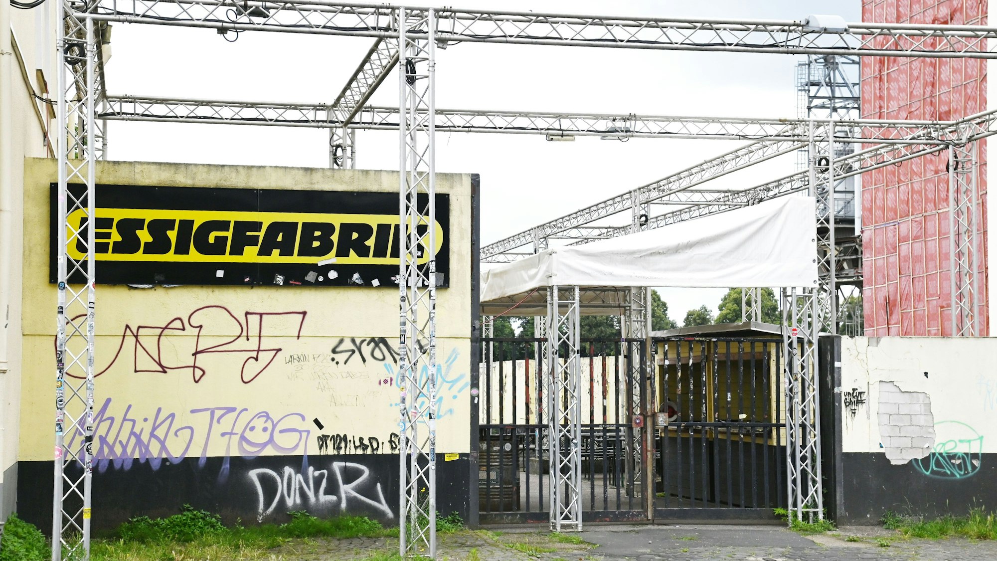 Das Bild zeigt die Essigfabrik am Deutzer Hafen. Die zwei Hallen werden als Disko oder Konzerthalle benutzt. Foto: Alexander Schwaiger
