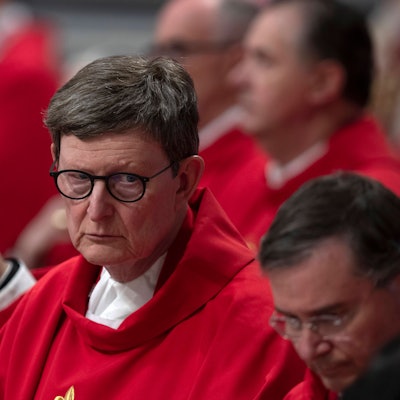 Einen Tag vor dem Konklave in Rom hat die Behörde Kardinal Rainer Woelki die schwere Last laufenden Ermittlungen wegen Meineid-Verdachts von den Schultern genommen.