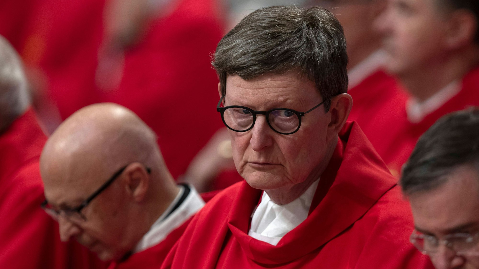 Einen Tag vor dem Konklave in Rom hat die Behörde Kardinal Rainer Woelki die schwere Last laufenden Ermittlungen wegen Meineid-Verdachts von den Schultern genommen.