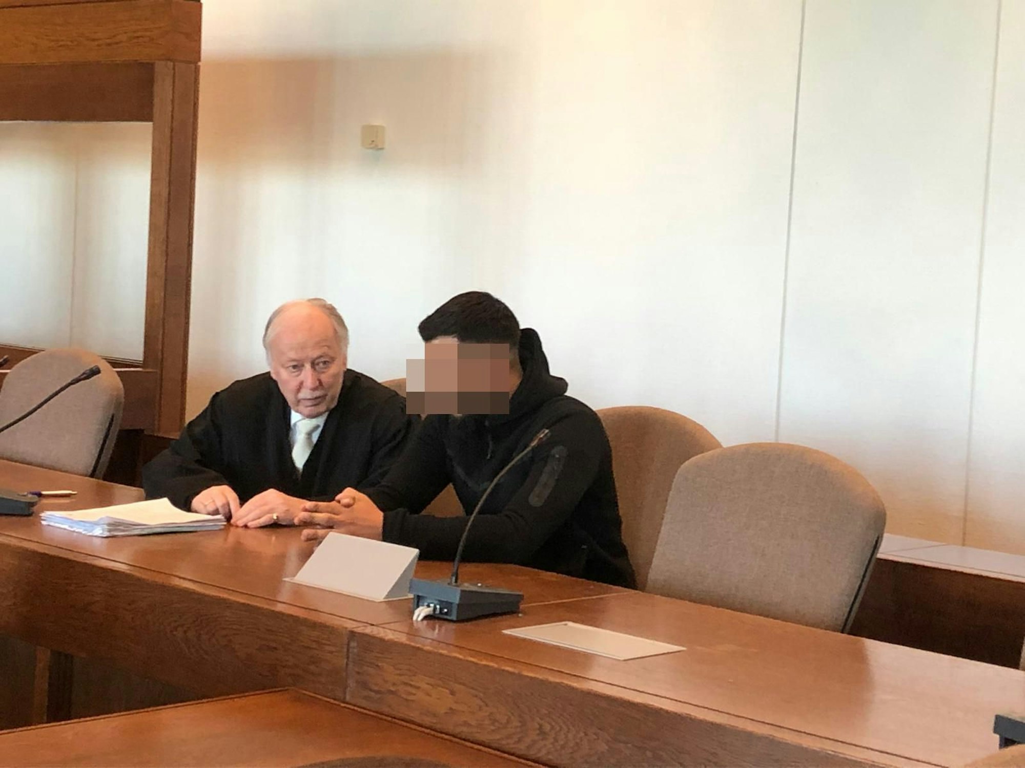 Das Bild zeigt den Angeklagten mit seinem Anwalt.