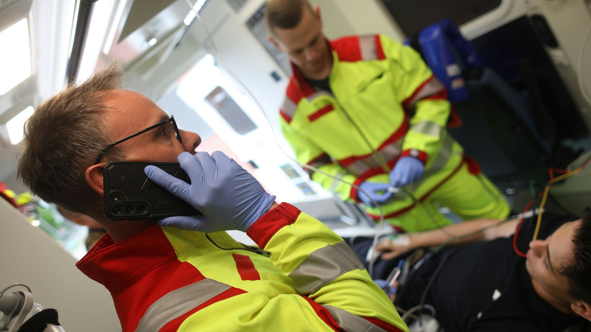 05.05.2025, Köln: Via "Telemedizin" können sich Sanitäter ab sofort aus dem Rettungswagen heraus per Live-Schaltung Rat von einem Notarzt holen. Foto: Arton Krasniqi