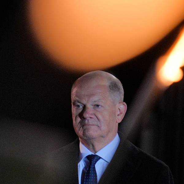 dpatopbilder - 05.05.2025, Berlin: Der scheidende Bundeskanzler Olaf Scholz (SPD) steht beim großen Zapfenstreich der Bundeswehr anlässlich seiner Verabschiedung. Mit der Militärzeremonie nach Sonnenuntergang im Fackelschein werden vor dem Verteidigungsministerium in Berlin traditionell alle Kanzler, Bundespräsidenten, Verteidigungsminister und hochrangige Militärs bei ihrem Ausscheiden geehrt. Foto: Michael Kappeler/dpa +++ dpa-Bildfunk +++