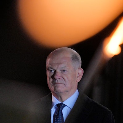 dpatopbilder - 05.05.2025, Berlin: Der scheidende Bundeskanzler Olaf Scholz (SPD) steht beim großen Zapfenstreich der Bundeswehr anlässlich seiner Verabschiedung. Mit der Militärzeremonie nach Sonnenuntergang im Fackelschein werden vor dem Verteidigungsministerium in Berlin traditionell alle Kanzler, Bundespräsidenten, Verteidigungsminister und hochrangige Militärs bei ihrem Ausscheiden geehrt. Foto: Michael Kappeler/dpa +++ dpa-Bildfunk +++