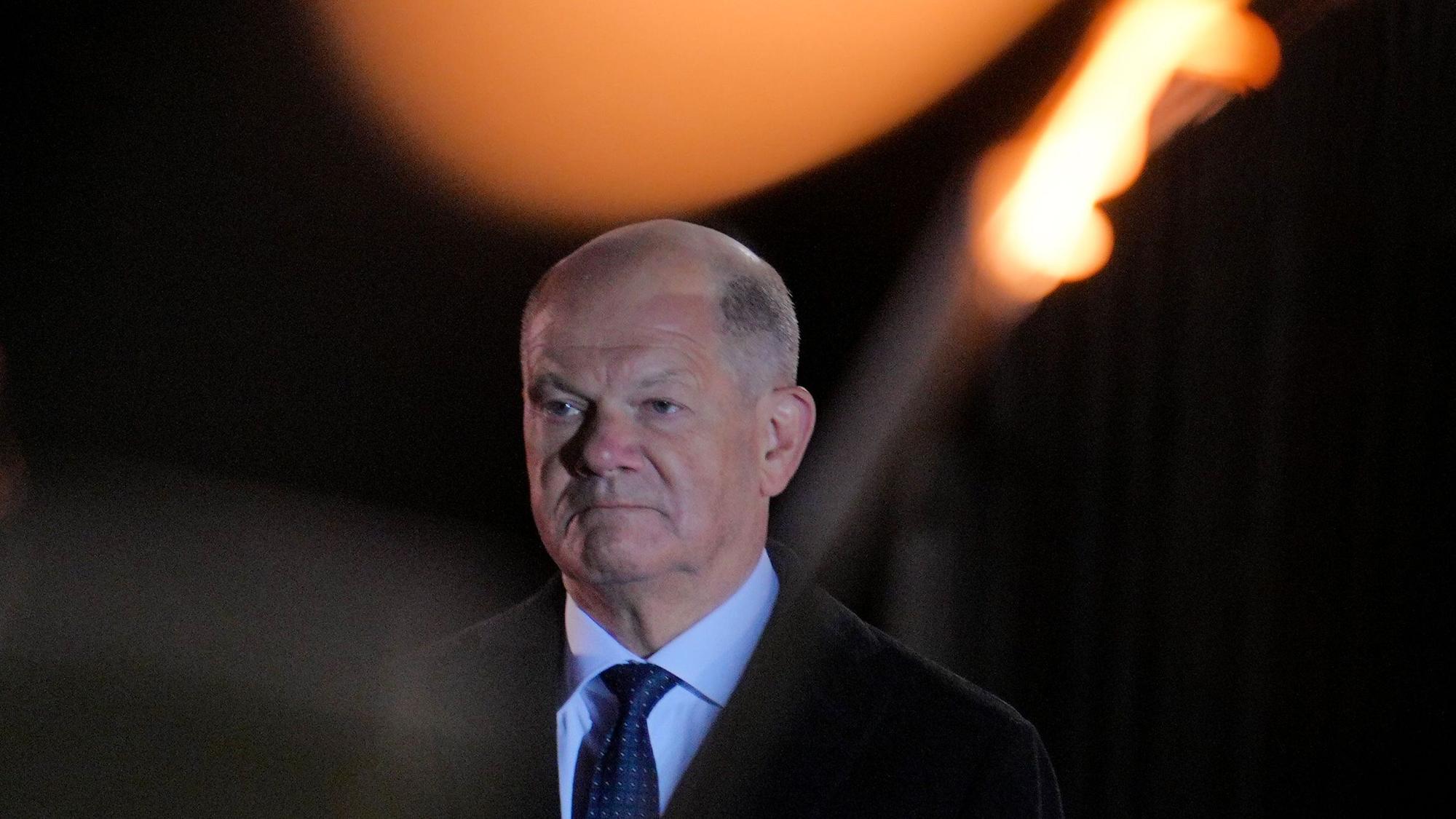 dpatopbilder - 05.05.2025, Berlin: Der scheidende Bundeskanzler Olaf Scholz (SPD) steht beim großen Zapfenstreich der Bundeswehr anlässlich seiner Verabschiedung. Mit der Militärzeremonie nach Sonnenuntergang im Fackelschein werden vor dem Verteidigungsministerium in Berlin traditionell alle Kanzler, Bundespräsidenten, Verteidigungsminister und hochrangige Militärs bei ihrem Ausscheiden geehrt. Foto: Michael Kappeler/dpa +++ dpa-Bildfunk +++