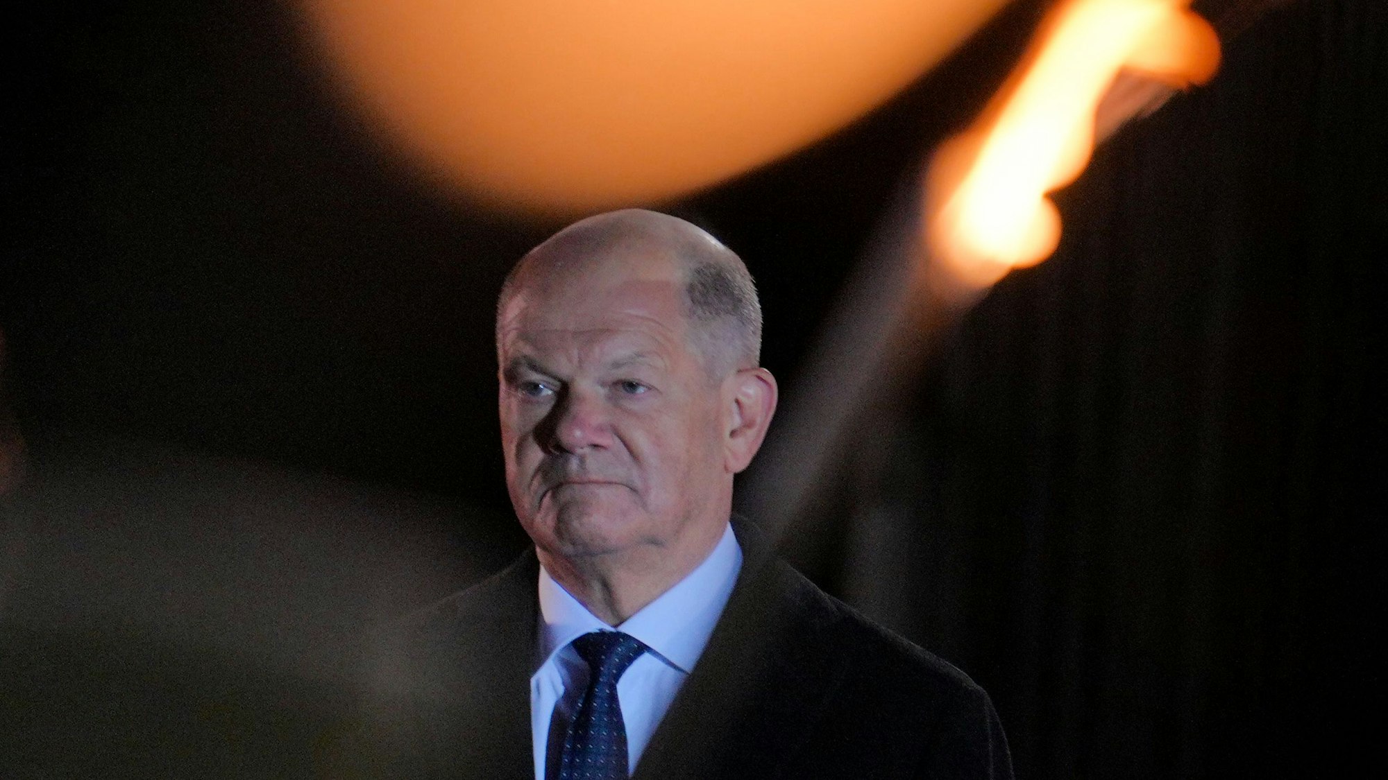 dpatopbilder - 05.05.2025, Berlin: Der scheidende Bundeskanzler Olaf Scholz (SPD) steht beim großen Zapfenstreich der Bundeswehr anlässlich seiner Verabschiedung. Mit der Militärzeremonie nach Sonnenuntergang im Fackelschein werden vor dem Verteidigungsministerium in Berlin traditionell alle Kanzler, Bundespräsidenten, Verteidigungsminister und hochrangige Militärs bei ihrem Ausscheiden geehrt. Foto: Michael Kappeler/dpa +++ dpa-Bildfunk +++