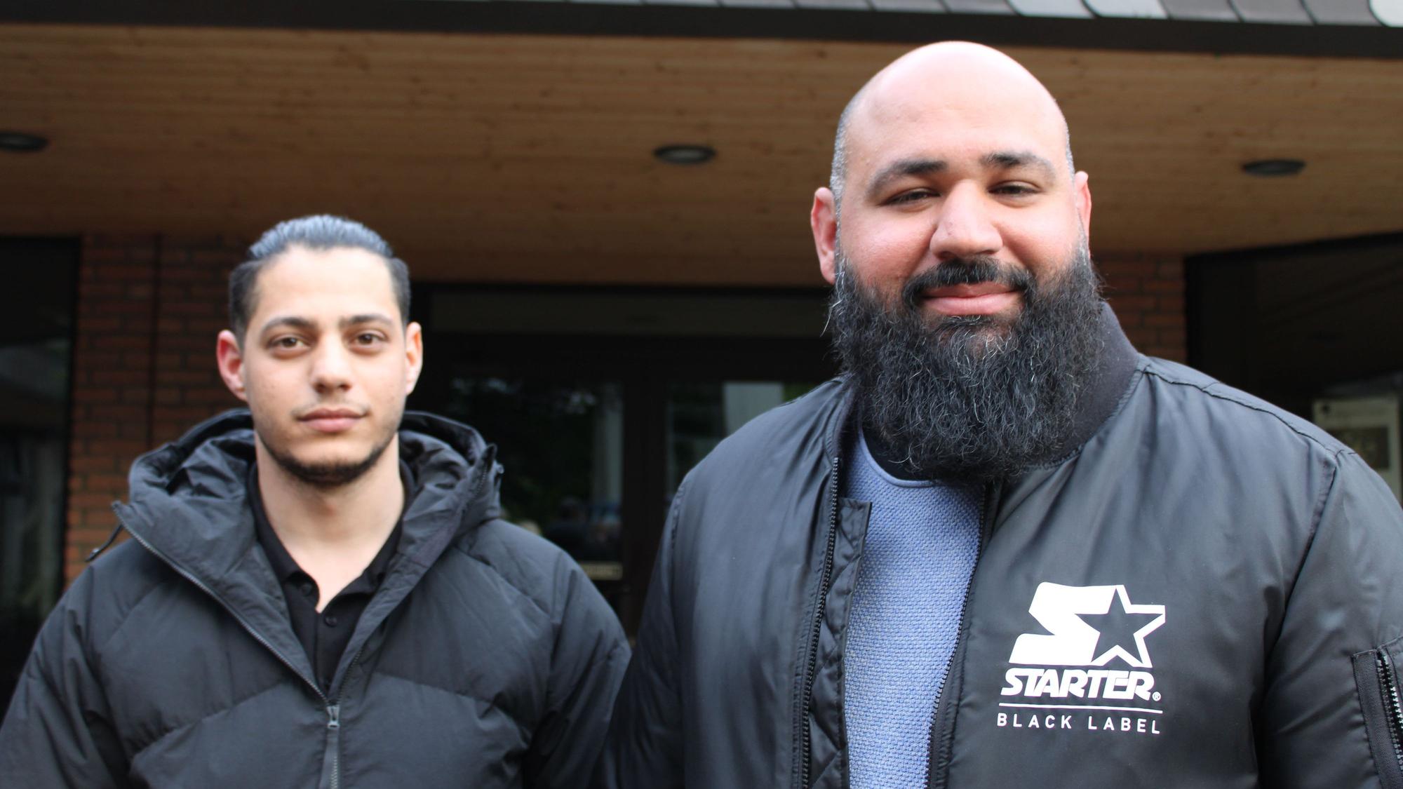 Der aus dem Irak geflüchtete Taha Almajami (l.) und Abbas Obaid (r.) von InterKultur Niederkassel