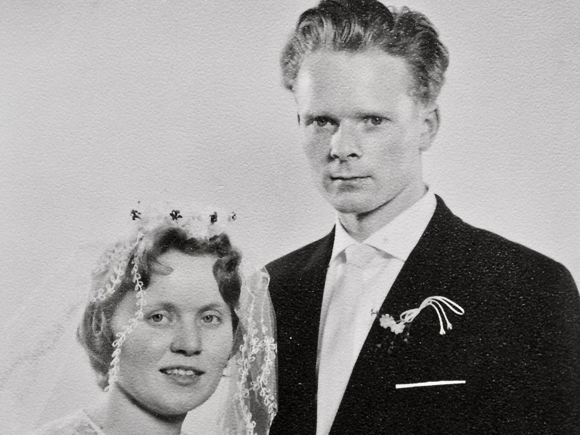 Das Hochzeitsfoto eines jungen Paares in Schwarz-Weiß.