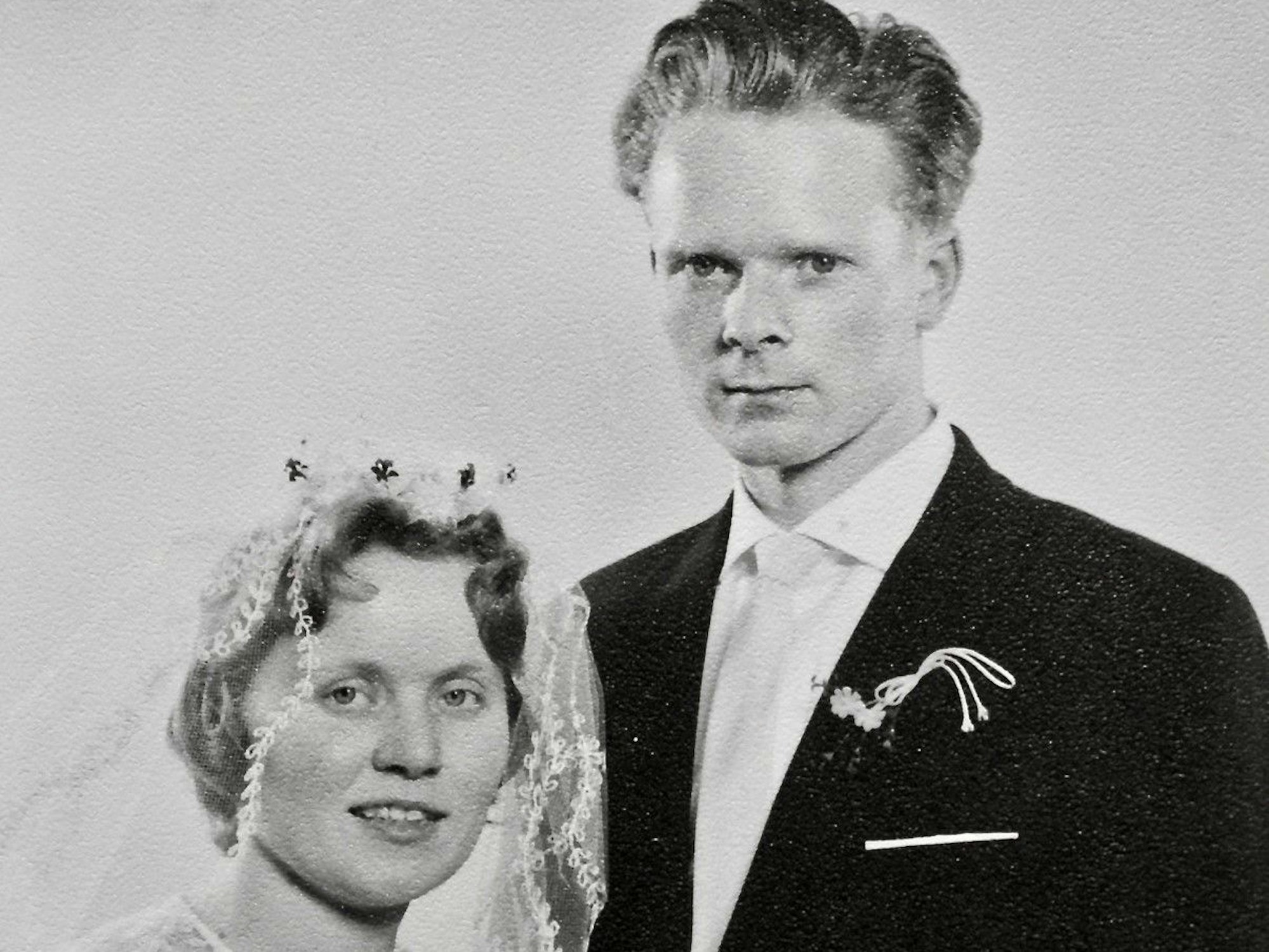 Das Hochzeitsfoto eines jungen Paares in Schwarz-Weiß.