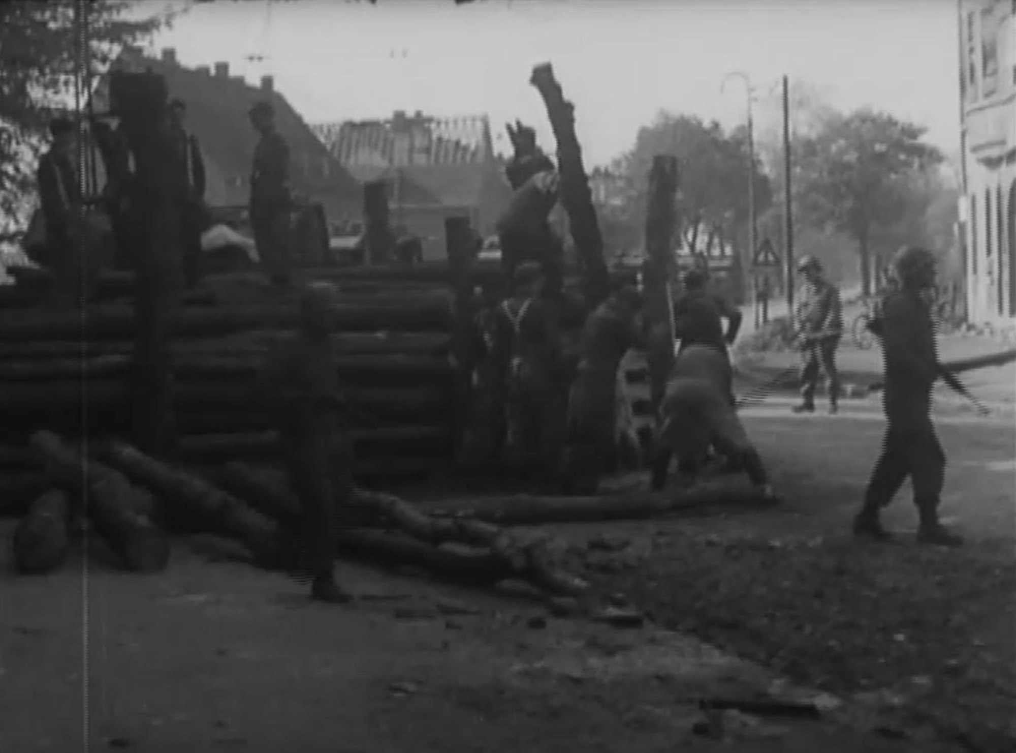 Filmstil aus einem kurzen Film vom Einzug der Amerikaner inn Opladen und Reusrath.Eine Barrikade wird abgeräumt. Foto: Ralf Krieger