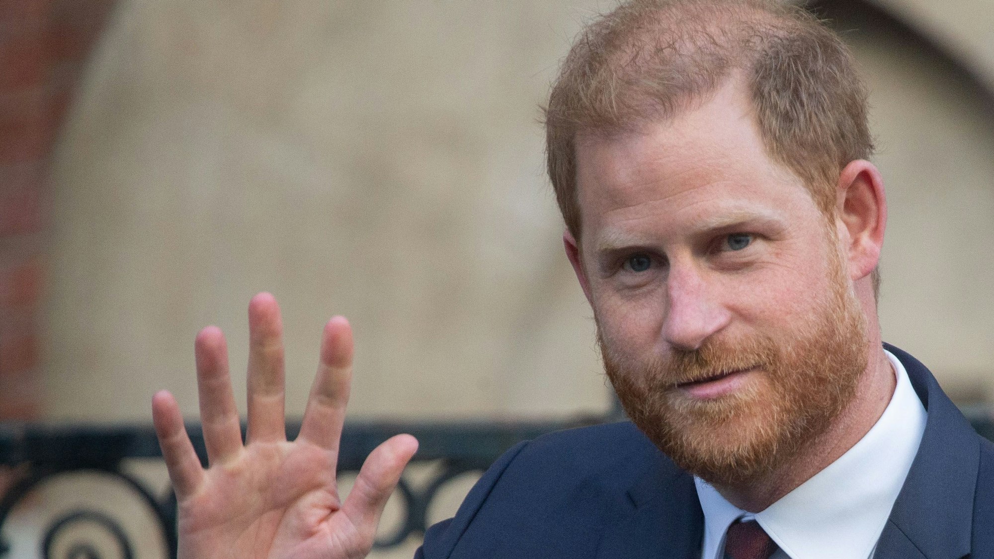 Prinz Harry verlässt den Royal Courts of Justice im Zentrum Londons.