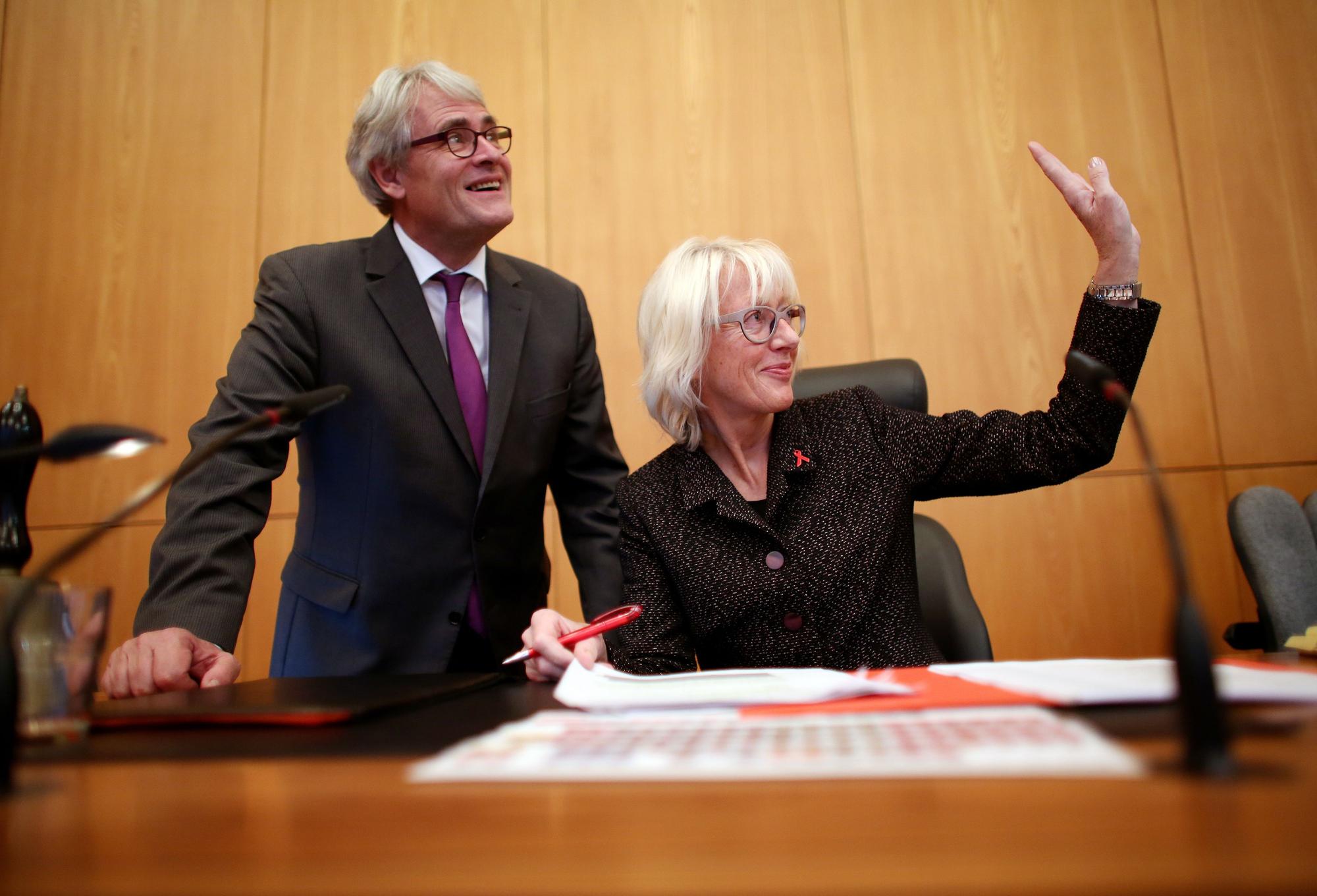 Nach den Kommunalwahlen im Herbst 2015 leitet Elfi Scho-Antwerpes (im Bild mit dem damaligen Stadtdirektor Guido Kahlen) die erste Ratssitzung in Köln - die neue Oberbürgermeisterin Henriette Reker war nach einem Attentat noch nicht wieder einsatzfähig.