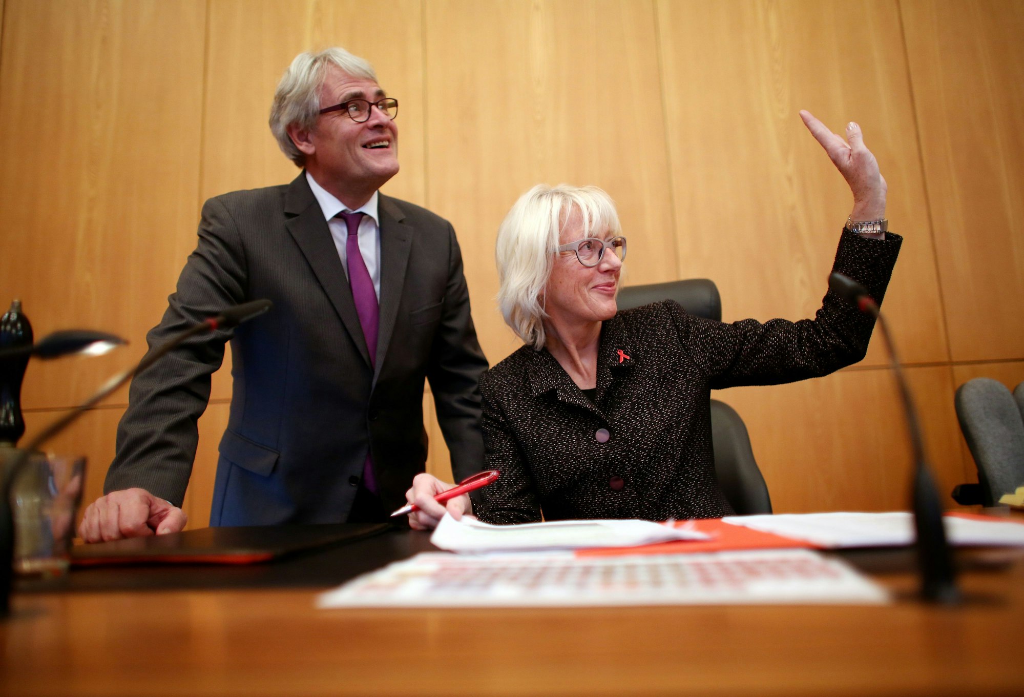 Nach den Kommunalwahlen im Herbst 2015 leitet Elfi Scho-Antwerpes (im Bild mit dem damaligen Stadtdirektor Guido Kahlen) die erste Ratssitzung in Köln - die neue Oberbürgermeisterin Henriette Reker war nach einem Attentat noch nicht wieder einsatzfähig.