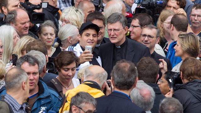 Kardinal Rainer Maria Woelki beim Bad in der Menschenmenge auf der Domplatte Gebet im Dom zu Köln --- Ernennung des neuen Kardinals des Erzbistums Köln --- 12.07.2014 EP_jse
Cardinal Rainer Mary Woelki the Bath in the Crowd on the Domplatte Prayer in Dom to Cologne Appointment the New Cardinal the Archbishopric Cologne 12 07 2014 EP_jse