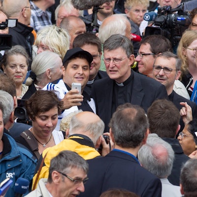 Kardinal Rainer Maria Woelki beim Bad in der Menschenmenge auf der Domplatte Gebet im Dom zu Köln --- Ernennung des neuen Kardinals des Erzbistums Köln --- 12.07.2014 EP_jse
Cardinal Rainer Mary Woelki the Bath in the Crowd on the Domplatte Prayer in Dom to Cologne Appointment the New Cardinal the Archbishopric Cologne 12 07 2014 EP_jse