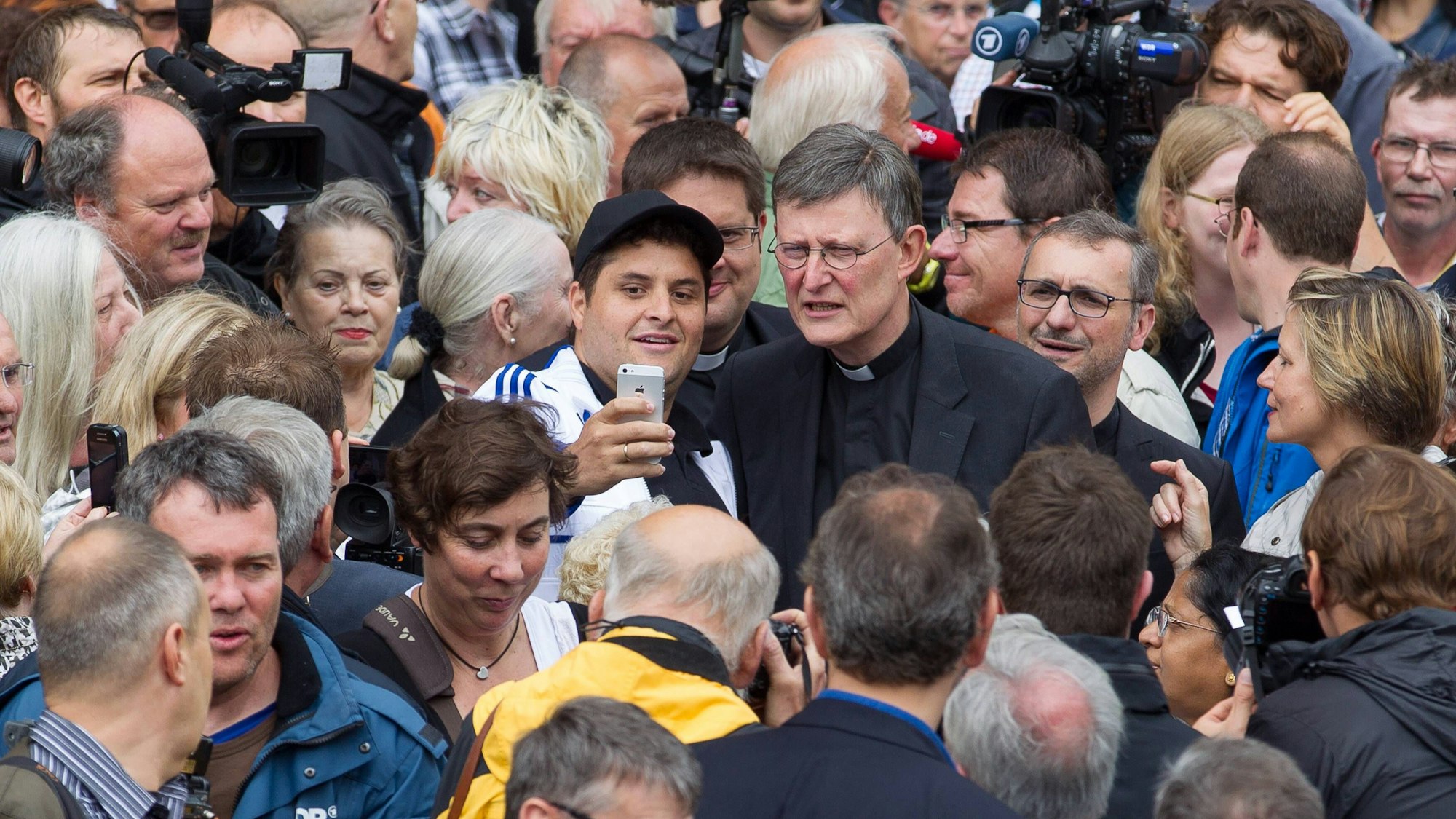 Kardinal Rainer Maria Woelki beim Bad in der Menschenmenge auf der Domplatte Gebet im Dom zu Köln --- Ernennung des neuen Kardinals des Erzbistums Köln --- 12.07.2014 EP_jse
Cardinal Rainer Mary Woelki the Bath in the Crowd on the Domplatte Prayer in Dom to Cologne Appointment the New Cardinal the Archbishopric Cologne 12 07 2014 EP_jse