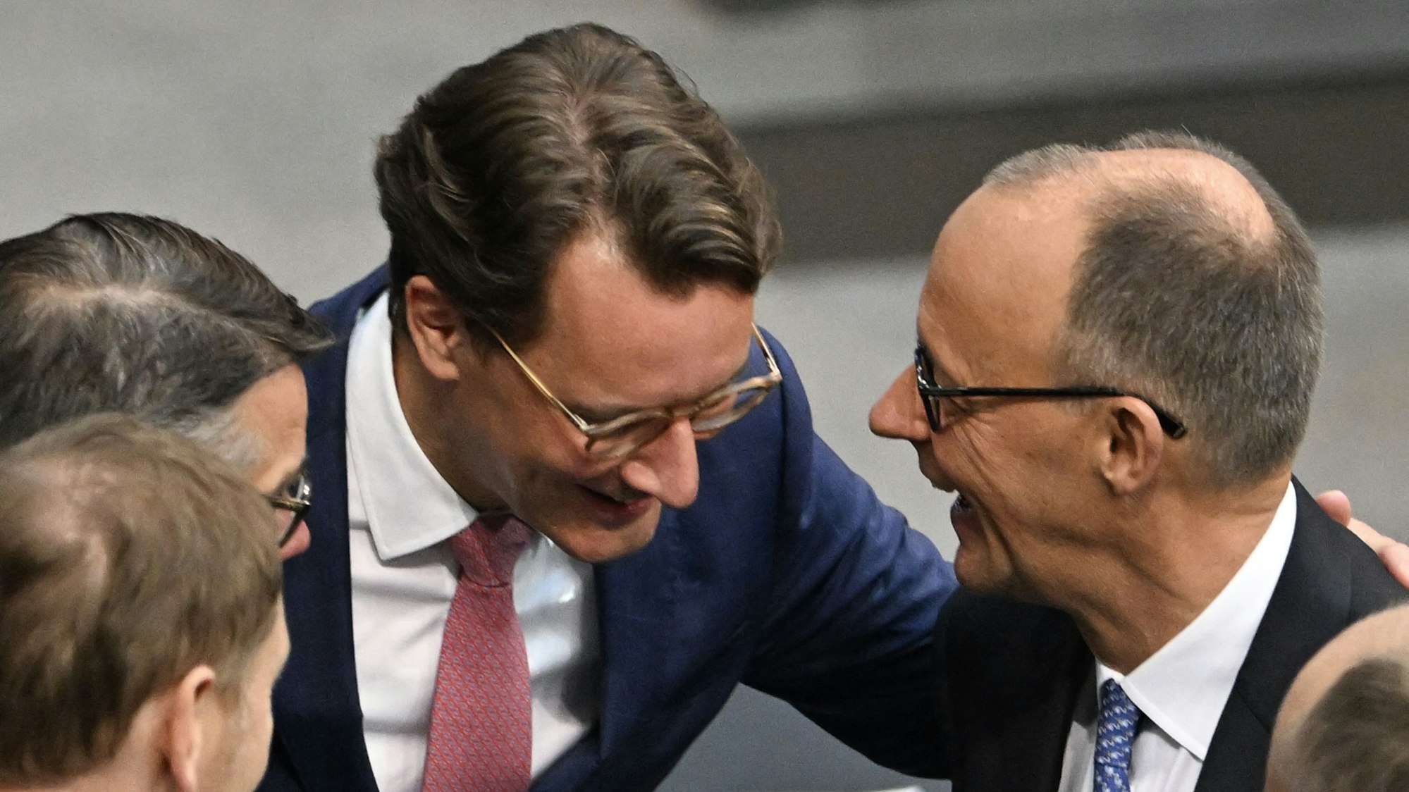 Hendrik Wüst und Friedrich Merz nach der Kanzlerwahl in Bundestag.
