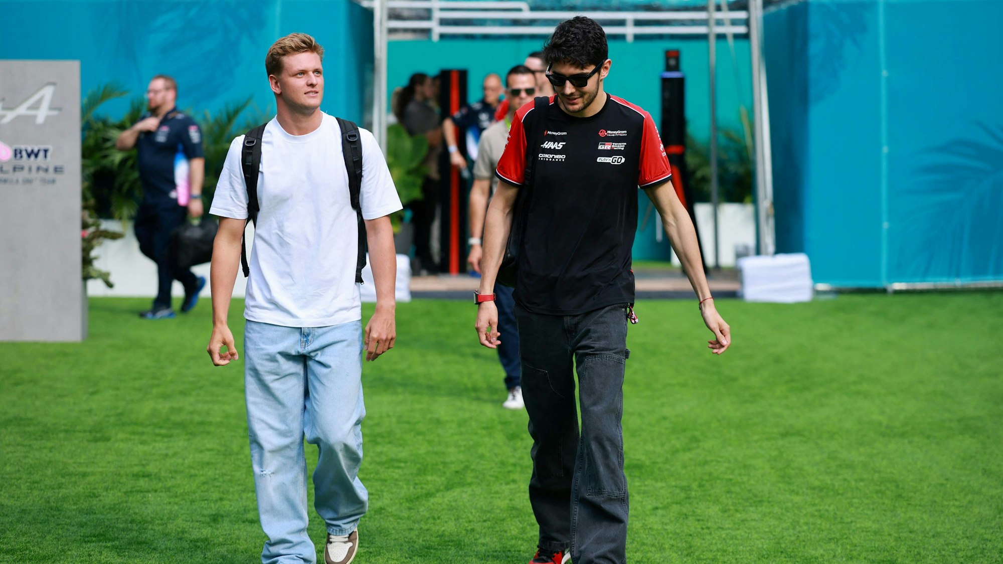 Esteban Ocon und Mick Schumacher zusammen in Miami.