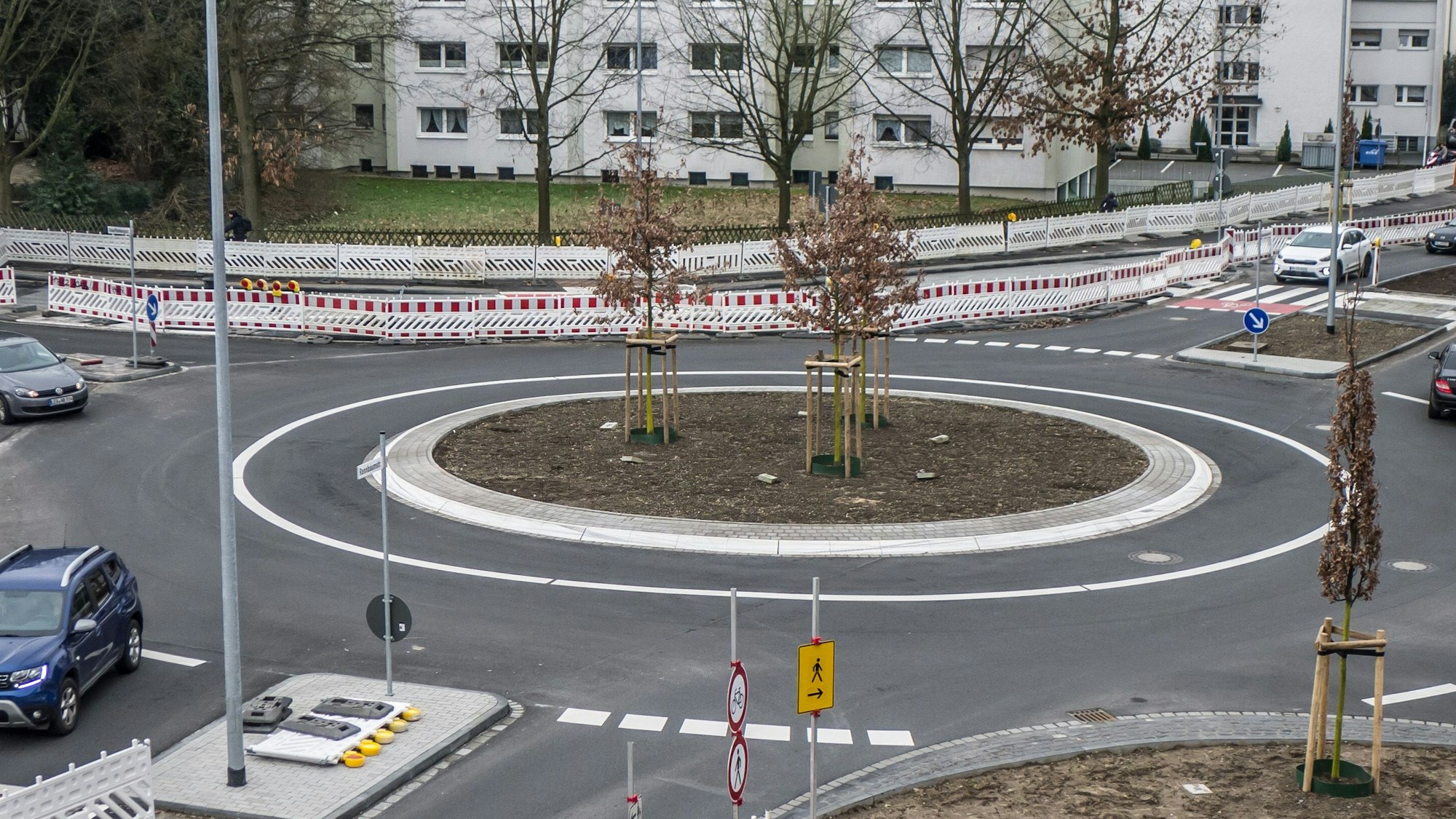 Rennbaumstraße, Rennbaumkreisel, Eichen.