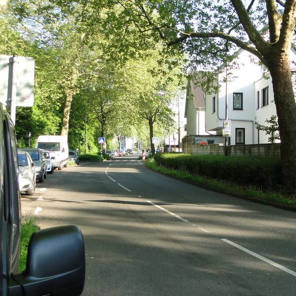 Fahrer, die vom Chorweiler Zubringer kommen, ignorieren oft die Tempo 30-Regelung.