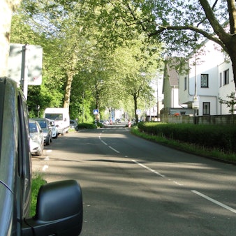 Fahrer, die vom Chorweiler Zubringer kommen, ignorieren oft die Tempo 30-Regelung.