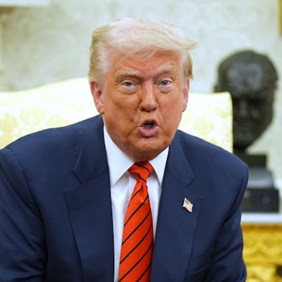 06.05.2025, USA, Washington: US-Präsident Donald Trump spricht während eines Treffens mit dem kanadischen Premierminister  Carney im Oval Office des Weißen Hauses. Foto: Evan Vucci/AP/dpa +++ dpa-Bildfunk +++