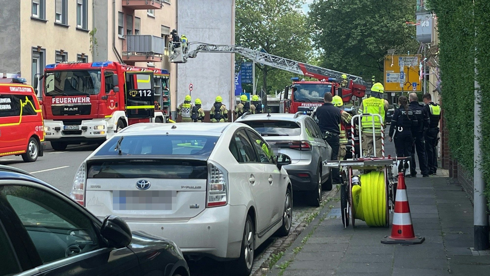 Feuerwehrleute und Polizisten fuhren mit einer Drehleiter ans 1. OG der Wohnung, um Gasmessungen vorzunehmen.