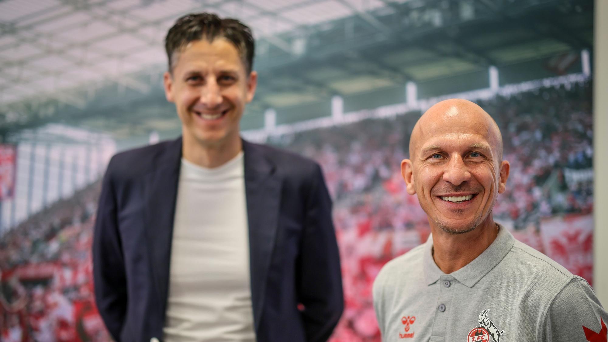 ARCHIV - 24.06.2024, Nordrhein-Westfalen, Köln: Fußball: 2. Bundesliga, Pressekonferenz 1. FC Köln mit Vorstellung des neuen Trainers Gerhard Struber: Struber bei seiner ersten Pressekonferenz beim 1. FC Köln neben Christian Keller (l), Geschäftsführer Sport. (zu dpa: «Bericht: 1. FC Köln trennt sich von Struber und Keller») Foto: Christoph Reichwein/dpa +++ dpa-Bildfunk +++