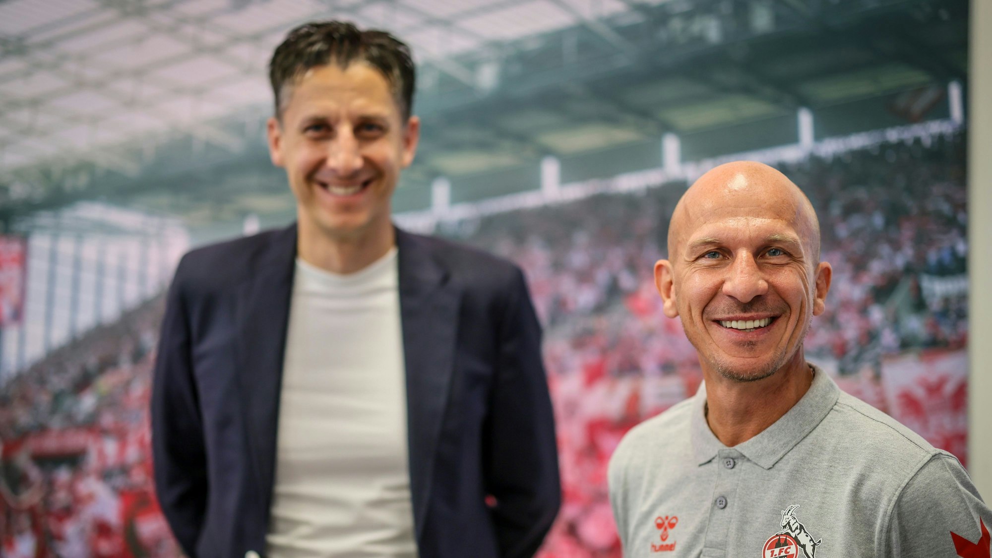 ARCHIV - 24.06.2024, Nordrhein-Westfalen, Köln: Fußball: 2. Bundesliga, Pressekonferenz 1. FC Köln mit Vorstellung des neuen Trainers Gerhard Struber: Struber bei seiner ersten Pressekonferenz beim 1. FC Köln neben Christian Keller (l), Geschäftsführer Sport. (zu dpa: «Bericht: 1. FC Köln trennt sich von Struber und Keller») Foto: Christoph Reichwein/dpa +++ dpa-Bildfunk +++