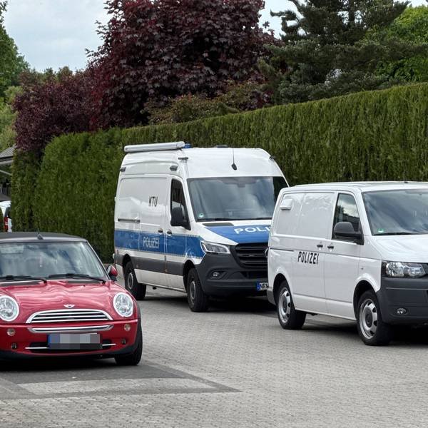 Das Bild zeigt zwei Autos der Mordkommission am Tatort.