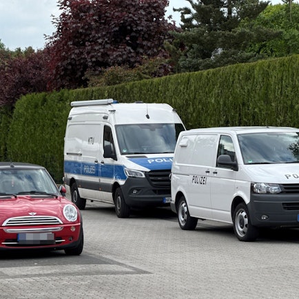 Das Bild zeigt zwei Autos der Mordkommission am Tatort.