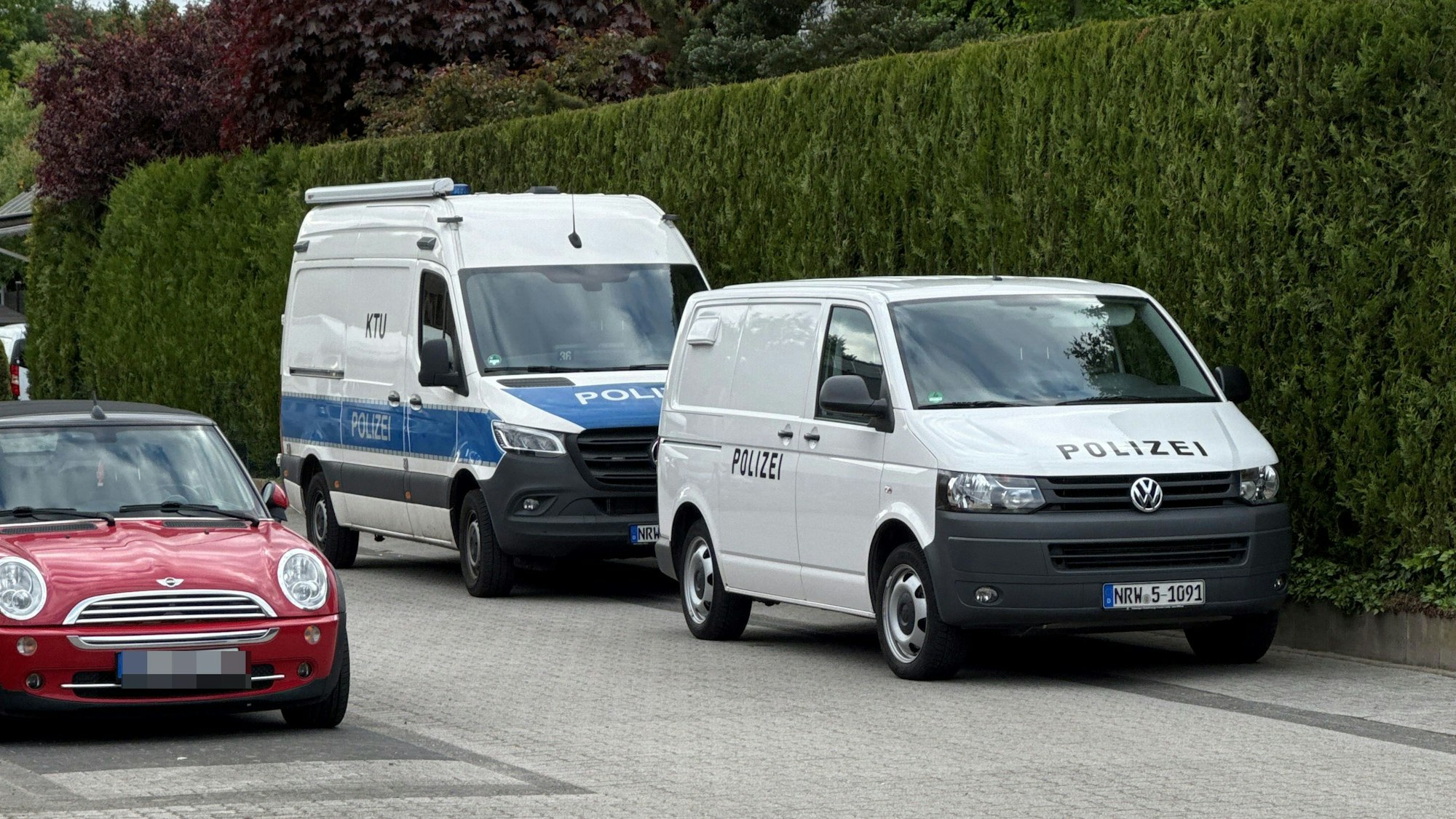 Das Bild zeigt zwei Autos der Mordkommission am Tatort.