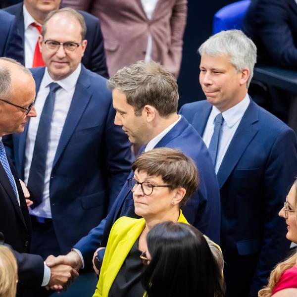 Lars Klingbeil (SPD, 2.v.r), designierter Bundesminister der Finanzen und designierter Vizekanzler, gratuliert dem neugewählten Bundeskanzler Friedrich Merz (CDU, 2.v.l) nach dessen Wahl im zweiten Wahlgang.