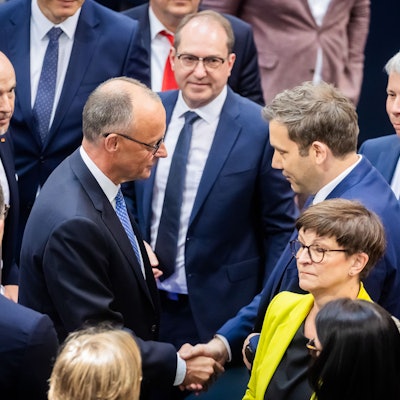 Lars Klingbeil (SPD, 2.v.r), designierter Bundesminister der Finanzen und designierter Vizekanzler, gratuliert dem neugewählten Bundeskanzler Friedrich Merz (CDU, 2.v.l) nach dessen Wahl im zweiten Wahlgang.
