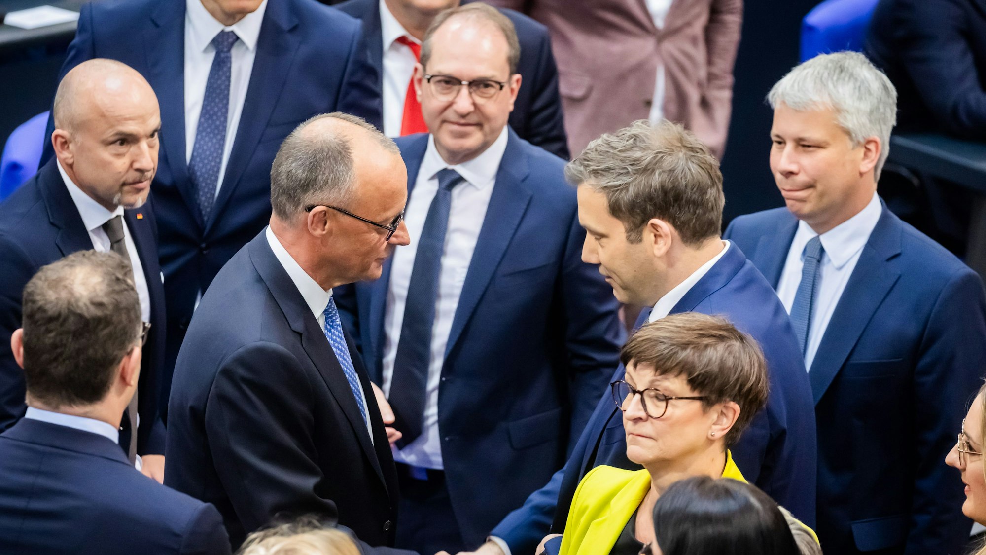 Lars Klingbeil (SPD, 2.v.r), designierter Bundesminister der Finanzen und designierter Vizekanzler, gratuliert dem neugewählten Bundeskanzler Friedrich Merz (CDU, 2.v.l) nach dessen Wahl im zweiten Wahlgang.