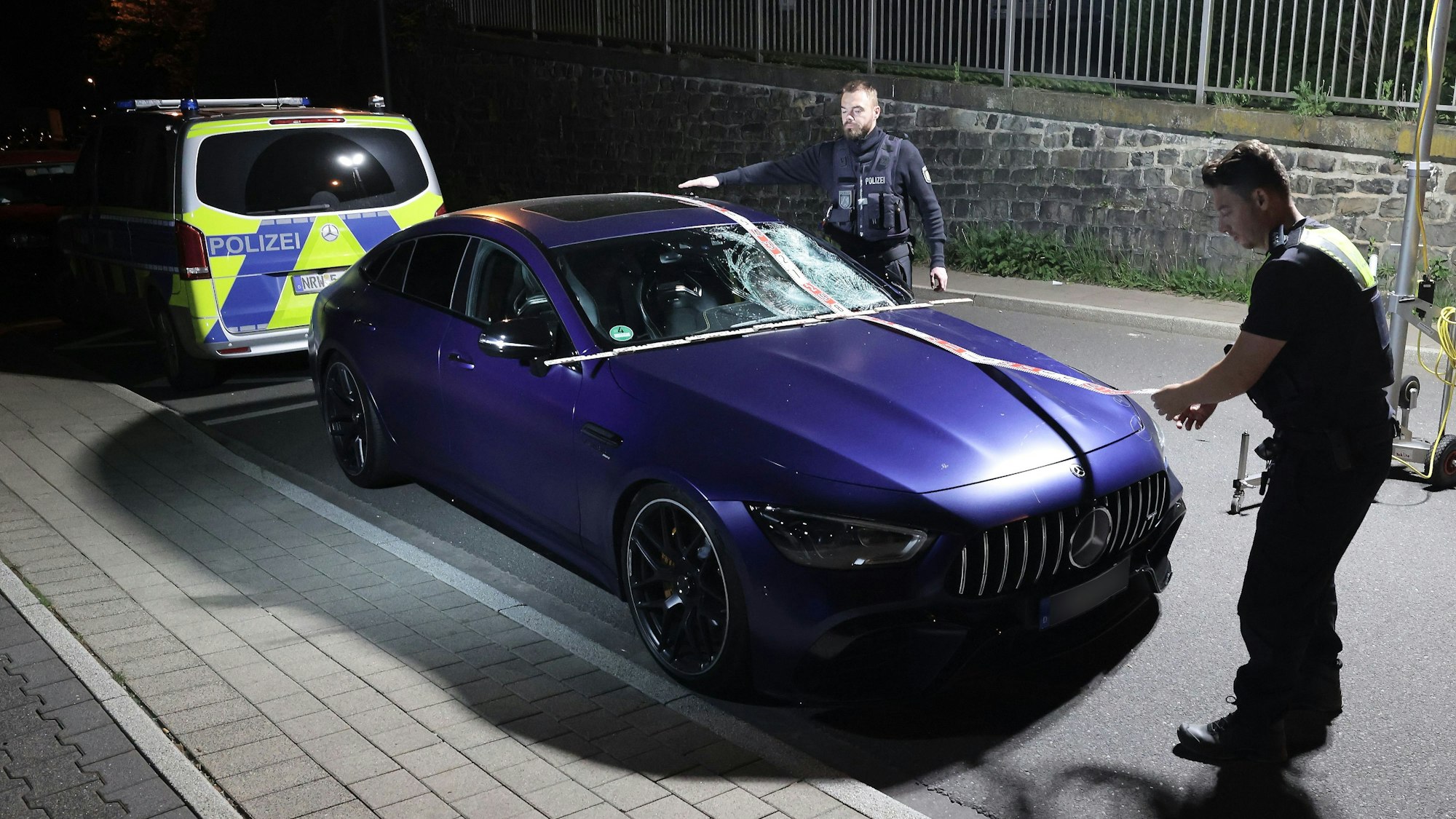 Der 24-Jährige war Zeugen kurz vor dem Unfall in Lennep durch seine angeberische Fahrweise aufgefallen.