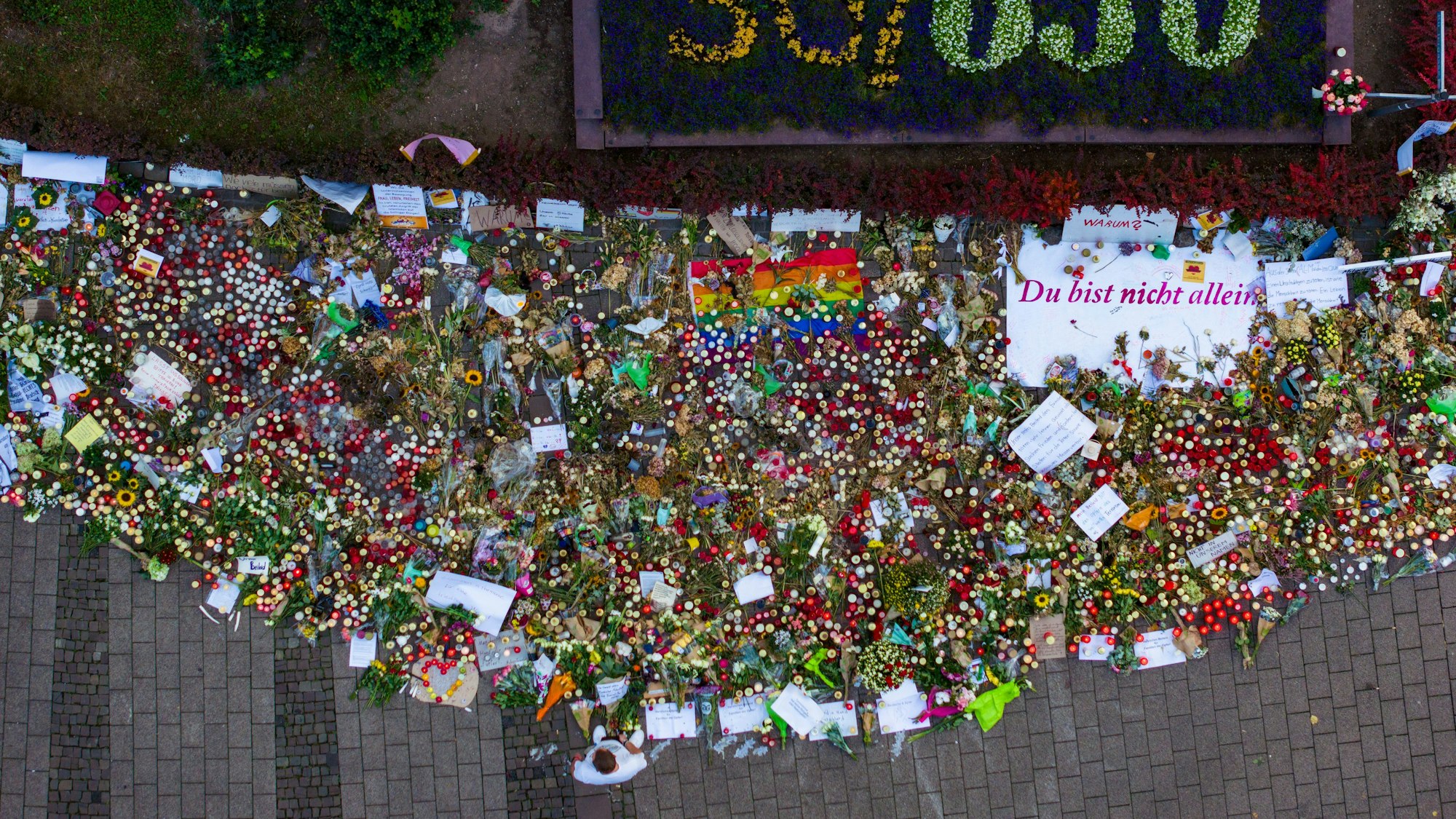Solingen: Hunderte Kerzen, Blumen und Trauerschreiben am Gedenkort unweit des Tatorts. Bei einem mutmaßlich islamistischen Anschlag hatte ein Mann drei Besucher des Solinger Stadtfestes mit einem Messer getötet und acht weitere Menschen verletzt.