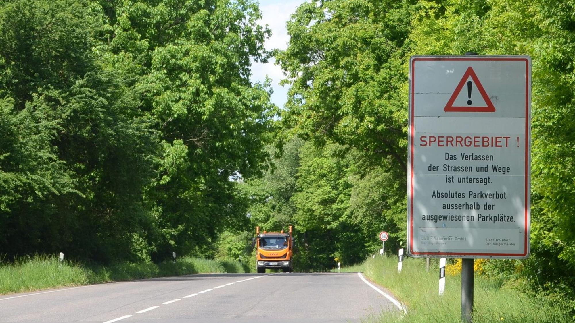 In der Wahner Heide gelten strikte Regeln für das Parken: Abseits der ausgewiesenen Parkplätze wie hier am Fliegenberg ist es strikt verboten. Auch dann nicht, wenn dort Wanderwege vorbeiführen