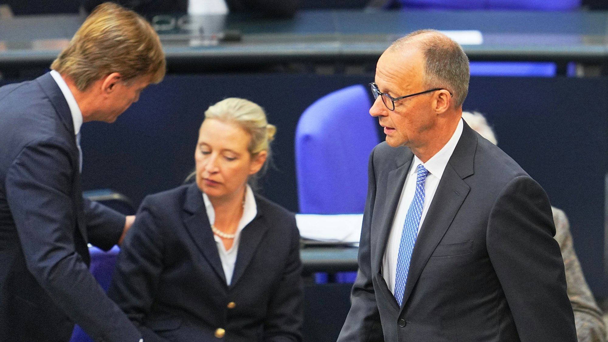 06.05.2025, Berlin: Der designierte Bundeskanzler Friedrich Merz (CDU, r) reagiert im Bundestag bei der Kanzlerwahl. Im Hintergrund unterhalten sich Bernd Baumann (l), erster parlamentarischer Geschäftsführer der AfD-Bundestagsfraktion, und Alice Weidel, Bundes- und Fraktionsvorsitzende der AfD. Merz ist bei der Kanzlerwahl im Bundestag im ersten Wahlgang durchgefallen. Foto: Michael Kappeler/dpa +++ dpa-Bildfunk +++