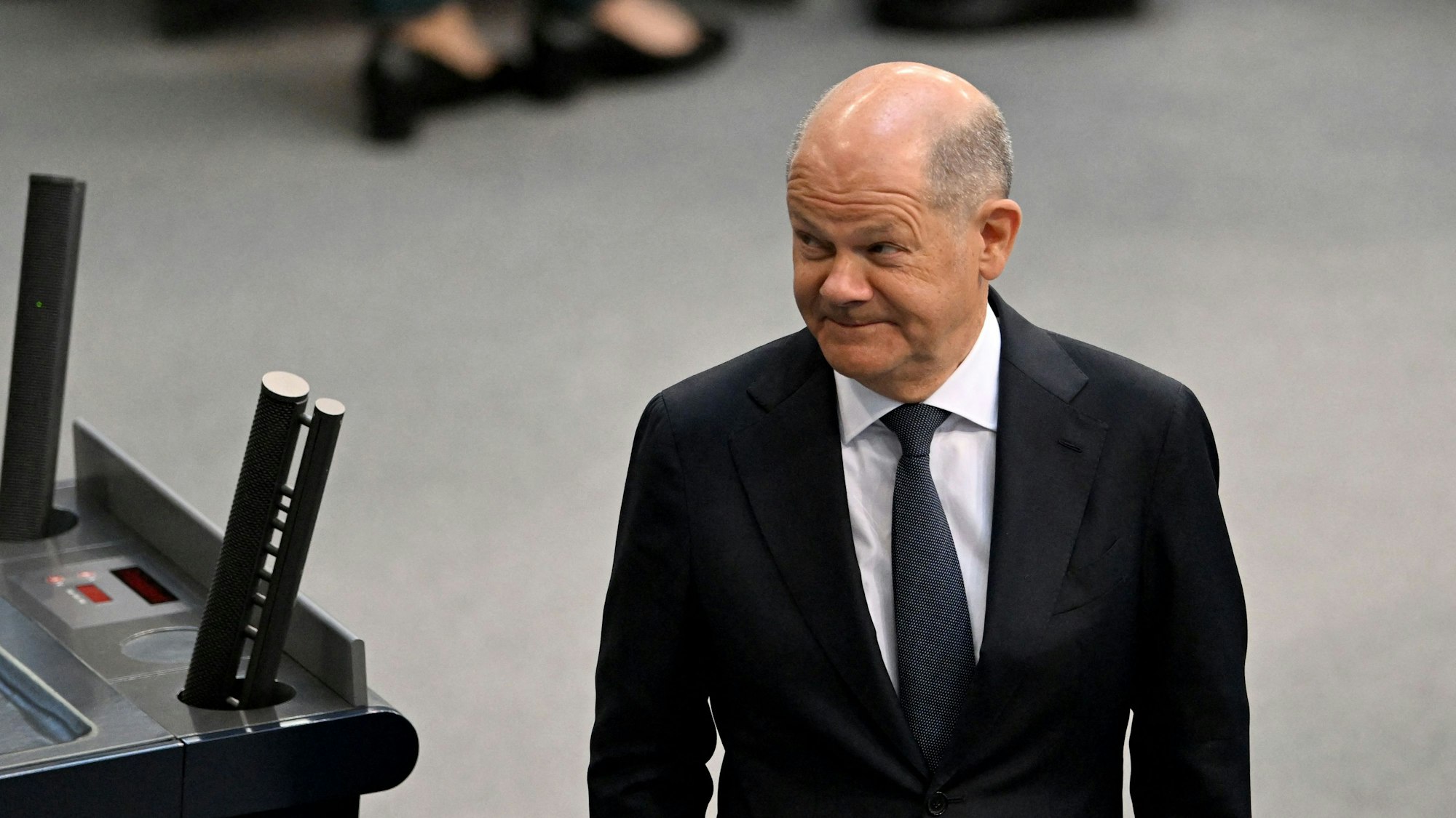 Olaf Scholz reagierte mit einem ungläubigen Grinsen und Kopfschütteln auf das Wahl-Desaster für Friedrich Merz.